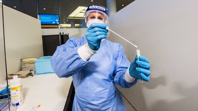 Mehr als 7700 neue Infektionen werden vom RKI gemeldet.