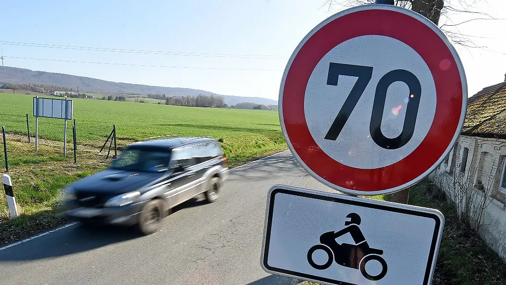 In-Bayern-haben-Unbekannte-mehrere-Tempo-70-Schilder-entwendet