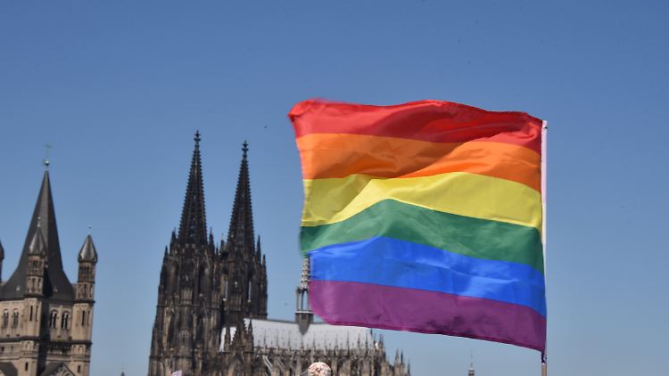 Das Segnungsverbot für gleichgeschlechtliche Paare erfährt viel Widerstand.