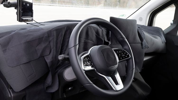 Im Innenraum bekommt der Citan ein echtes Mercedes-Lenkrad und die Multimediaeinheit MBUX.