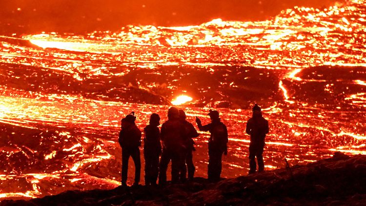 Das leuchtende Orange der Island-Lava fasziniert derzeit viele Wanderer.