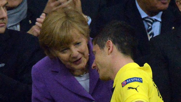 Angela Merkel sprach Lewandowski nach dem verlorenen Champions-League-Finale 2013 mit dem BVB Mut zu - nun kreuzten sich ihre Wege wohl erneut.