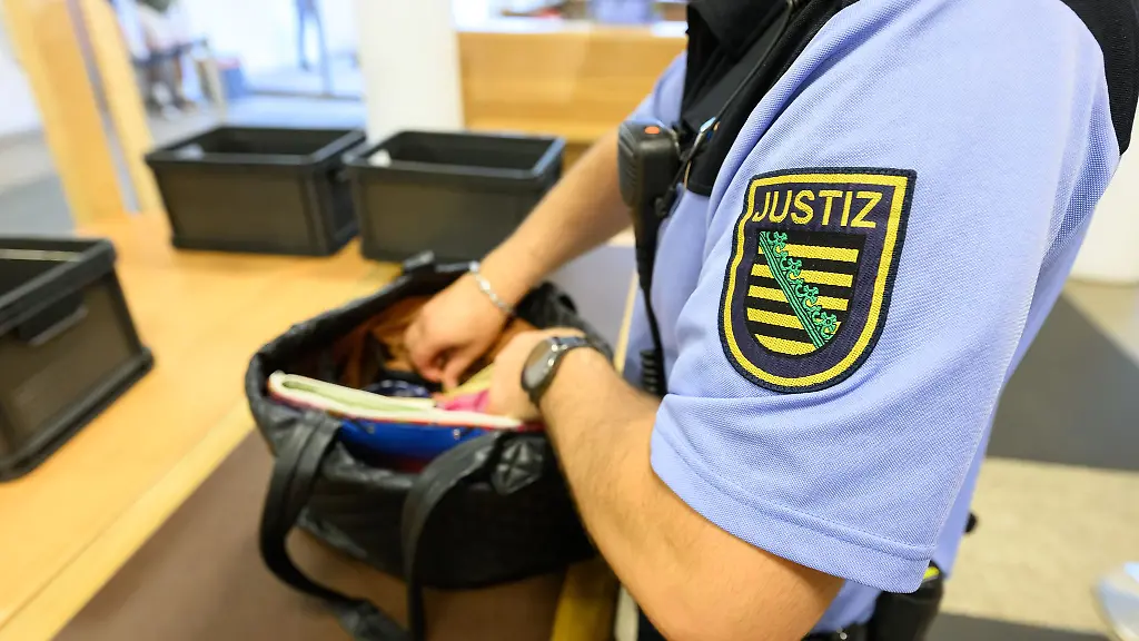 Hunderte-gefaehrliche-Gegenstaende-sind-bei-Einlasskontrollen-an-Mecklenburg-Vorpommerns-Gerichten-binnen-eines-Jahres-gefunden-worden