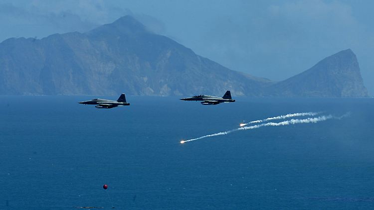Zwei taiwanesische Kampfjets vom Typ F-5e bei einem Manöver vor der nordöstlichen Küste der Insel. 