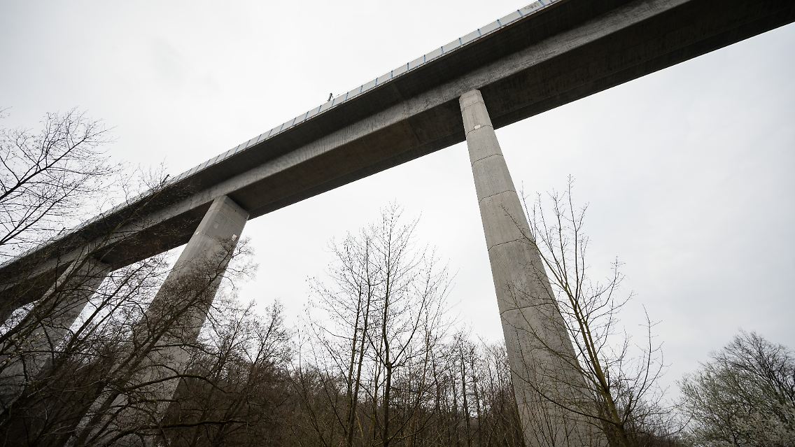 Die Theißtalbrücke: Hier sollte es offenbar zu einem ICE-Unfall kommen.