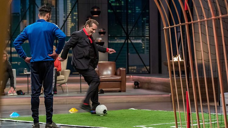 Beim Fußballspielen ist Ralf Dümmel wieder voll bei der Sache.