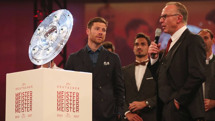 Karl-Heinz Rummenigge feierte 2017 mit Xabi Alonso die 27. Meisterschaft der Bayern.
