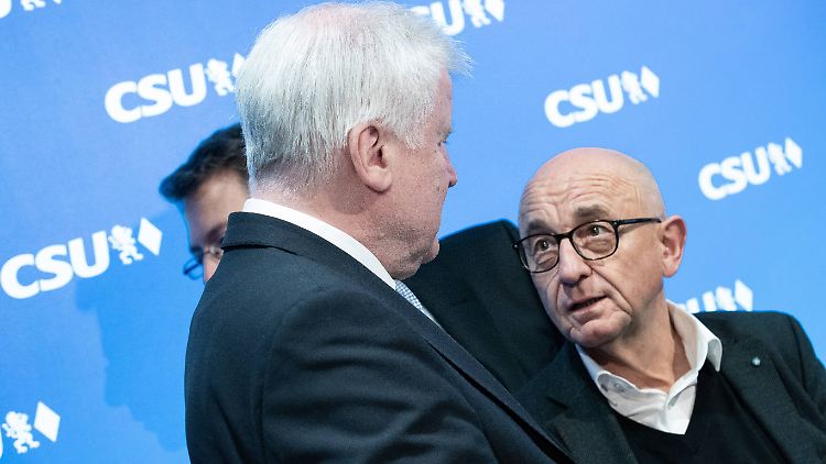 Alfred Sauter (rechts) im Gespräch mit dem früheren CSU-Chef Horst Seehofer. (Archivbild)