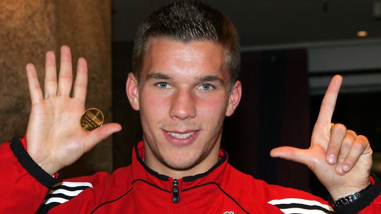 Lukas Podolski präsentierte 2005 stolz seine siebte Medaille des Tor des Monats der "Sportschau".