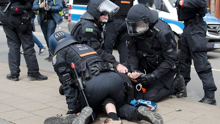 In welchen Situationen gingen Polizisten zu weit oder haben gegen das Neutralitätsgebot verstoßen? Das will die Polizei Kassel genau prüfen.