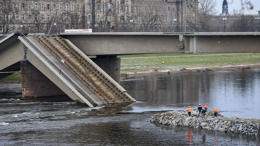 Im-Bereich-der-Carolabruecke-soll-bald-eine-temporaere-Fahrrinne-geschaffen-werden-Archivbild