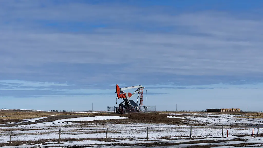 2024-03-18T100522Z-1628420260-RC2HM6A2IXUU-RTRMADP-3-CANADA-DROUGHT-ALBERTA