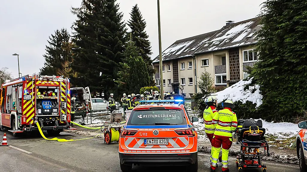 Zwei-Menschen-kamen-in-ein-Krankenhaus-sie-seien-schwer-verletzt-aber-nicht-in-Lebensgefahr-heisst-es-bei-der-Polizei