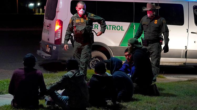 Grenzpolizisten im US-Bundesstaat Texas nehmen Immigranten in Gewahrsam.
