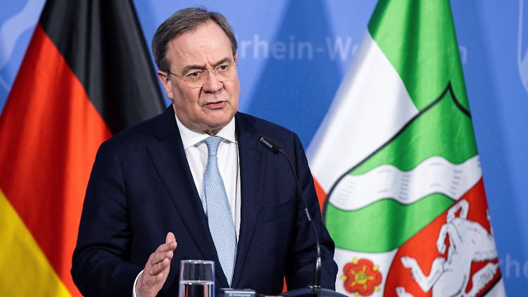 "Das ist jetzt nicht die Zeit für Reisen", sagt NRW-Ministerpräsident Laschet.