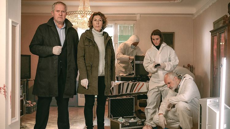 Eisner (Harald Krassnitzer, l.) und Fellner (Adele Neuhauser, 2.v.l.) ermitteln in einer grauslichen Mordserie.