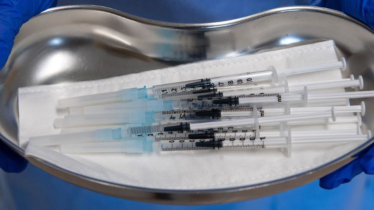 Etwa eine Woche nach der Impfung litt eine Krankenschwester unter starken Symptomen; sie starb später im Krankenhaus.