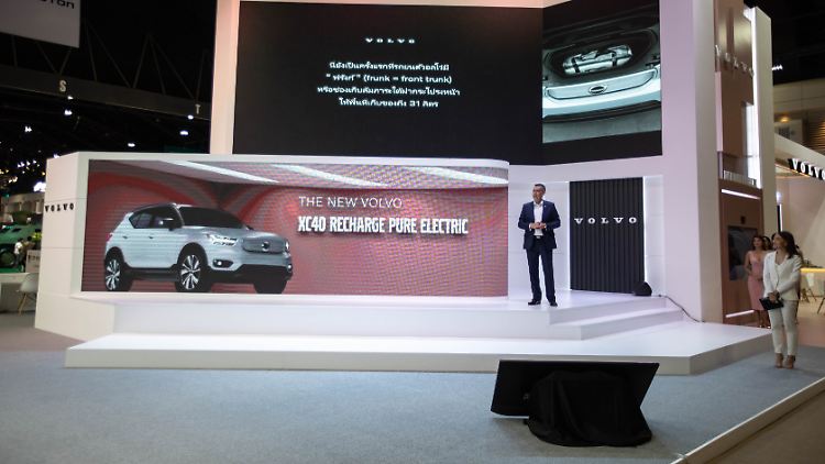 Als die "bislang heftigste Gewinnwarnung wegen des Chip-Mangels" bezeichnet ein Händler die Aussagen des im chinesischem Besitz befindlichen Lkw-Bauers Volvo. 
