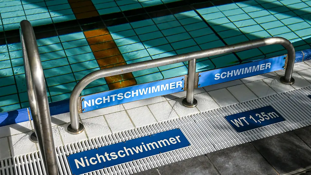 In-einer-Schwimmhalle-in-Strausberg-gab-es-einen-Chlorgas-Unfall