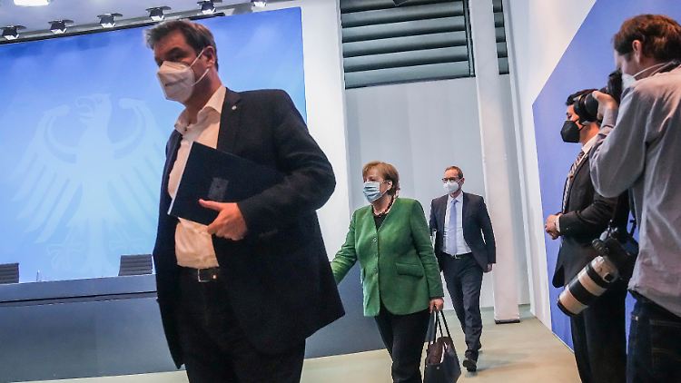 Söder, Merkel und Müller nach der Marathon-Sitzung.