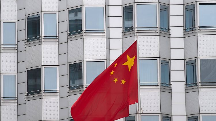 Chinesische Flagge vor der Botschaft in Berlin.