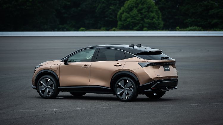 4,60 Meter misst der Nissan Ariya in der Länge, wobei der Elektromotor 218 oder 394 PS leistet.