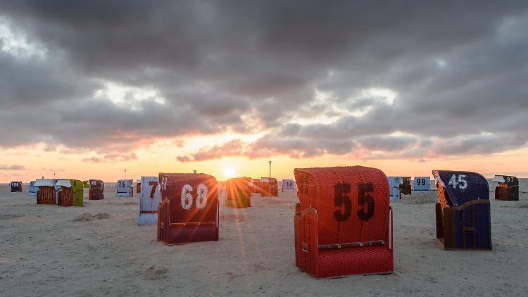 Die Körbe am Strand von Neuharlingersiel in Ostfriesland dürften zu Ostern höchstens ein paar Tagestouristen erfreuen.
