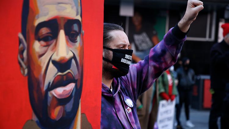Floyds Schicksal hatte in den USA monatelang zu Massenprotesten gegen Polizeigewalt und Rassismus geführt.