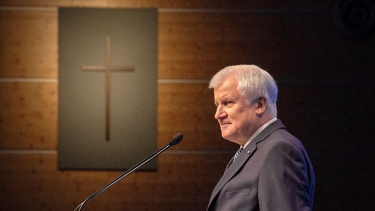 Horst Seehofer sieht die Beschlüssen zu den Oster-Gottesdiensten kritisch.