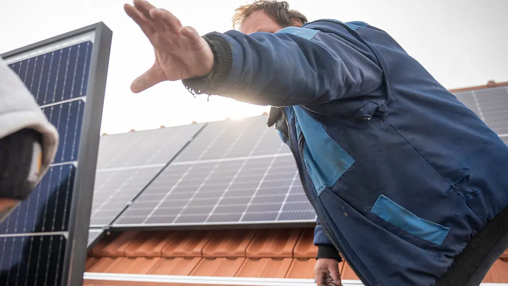 Wer-die-Installation-einer-Photovoltaik-Anlage-plant-sollte-sich-von-einem-Fachbetrieb-beraten-lassen
