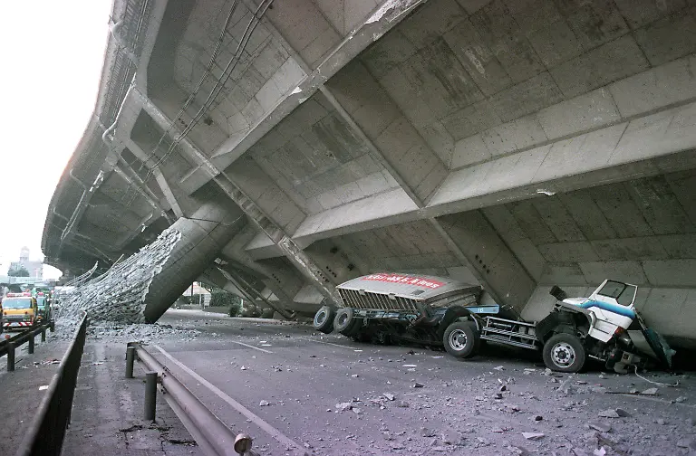collapsed-Hanshin-Expressway-in-Kobe-s-Higashinada-Ward3