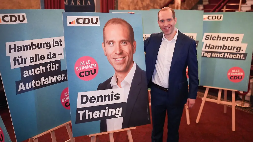 CDU-Spitzenkandidat-Dennis-Thering-steht-neben-Wahlplakaten