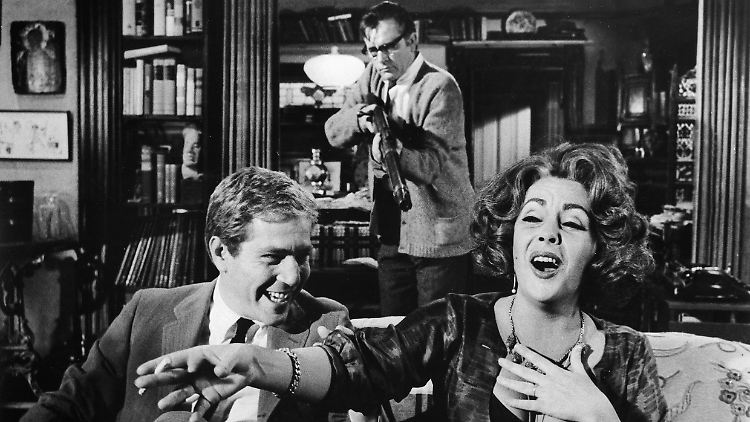 George Segal neben Richard Burton und Elizabeth Taylor (v.l.) 1966 in "Wer hat Angst vor Virginia Woolf?"