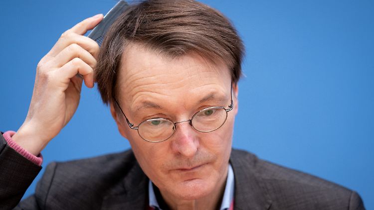 Karl Lauterbach stellt mit einem Kamm sicher, dass sein Haar sitzt.