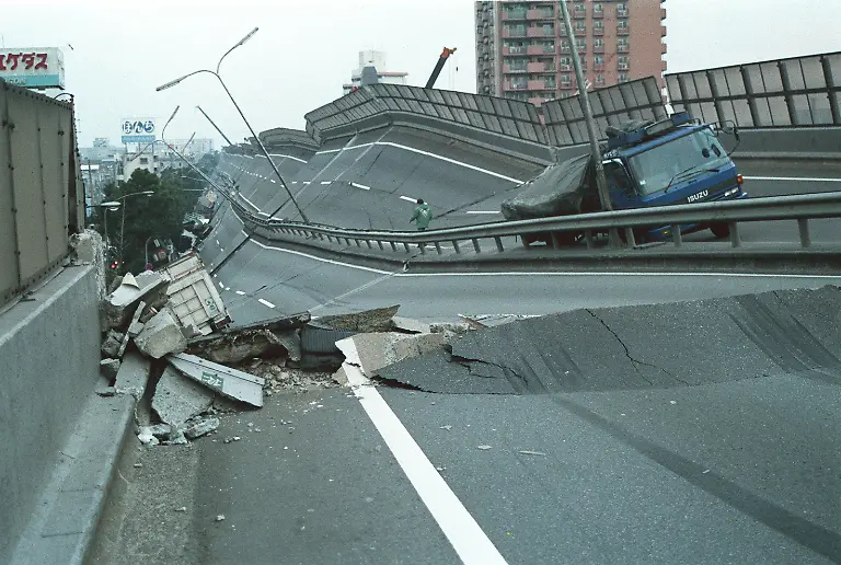 collapsed-Hanshin-Expressway-in-Kobe-s-Higashinada-Ward4