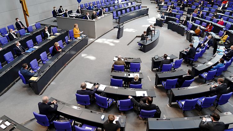 Teile der Opposition im Bundestag fordern, dass Merkel die Vetrauensfrage stellt.