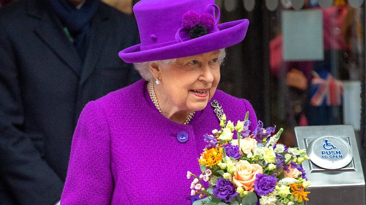 Weiß, dass man mit Blumen Freude schenken kann: Queen Elizabeth II. (Archivbild).
