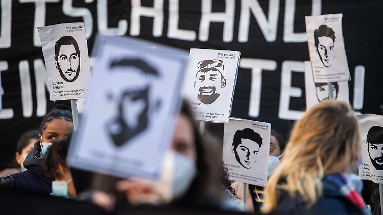 Die Familien der getöteten Menschen in Hanau haben juristische Schritte eingeleitet. Unter anderem geht es um einen unterbesetzten Notruf der Polizei.