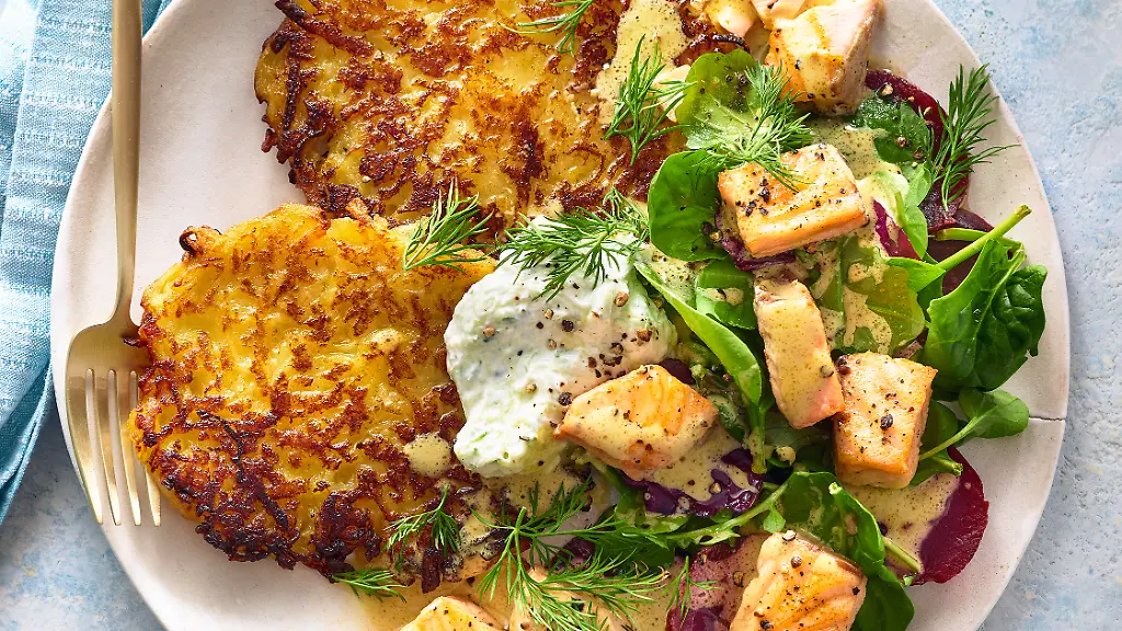 Roesti-mit-Salat-und-Lachs