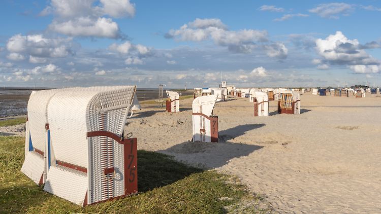 Die vielen leeren Strandkörbe im ostfriesischen Harlesiel werden wohl leer bleiben.