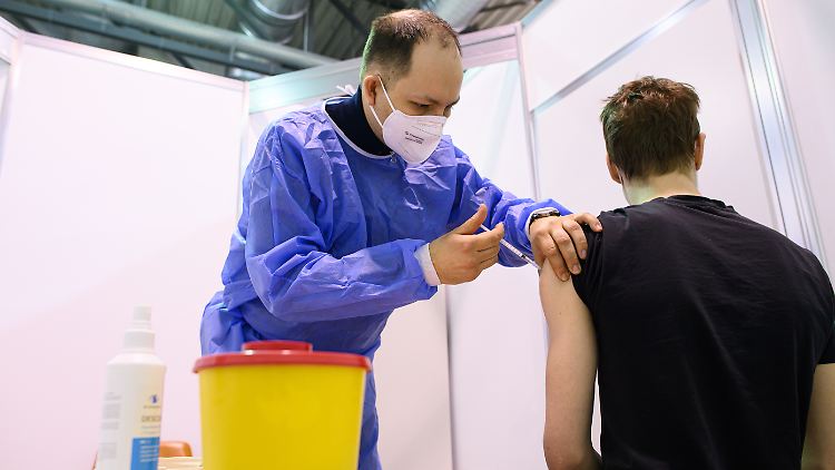 Bisher wurden laut Pei-Sicherheitsbericht in Deutschland 2287 Mal schwerwiegende unerwünschte Reaktionen nach einer Impfung gemeldet.