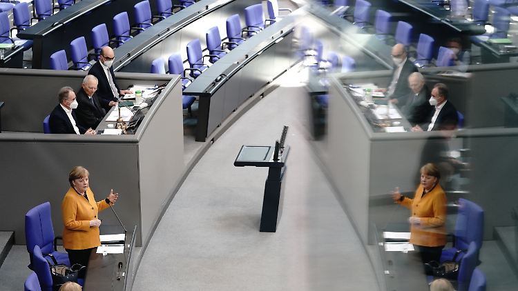 Bei einer Konferenz entschuldigte sich Merkel für den Oster-Lockdown.
