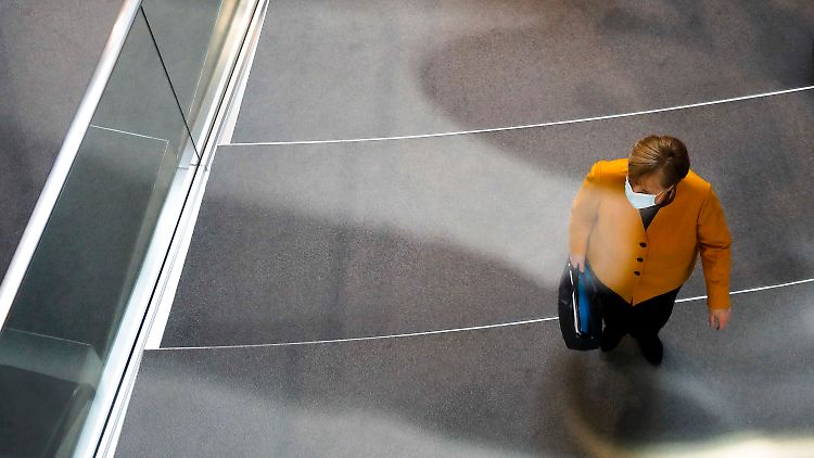Nach der Regierungsbefragung verlässt Merkel den Bundestag.