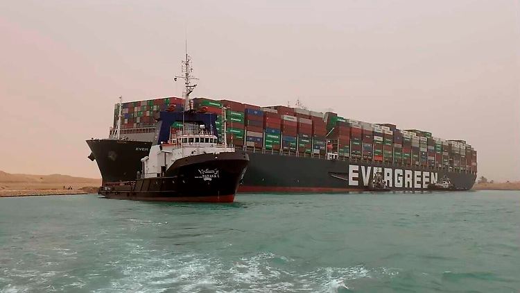 Das Frachtschiff ist in der Nacht zum 24. März auf Grund gelaufen und blockiert seither die wichtige Schifffahrtsstraße zwischen Asien und Europa.