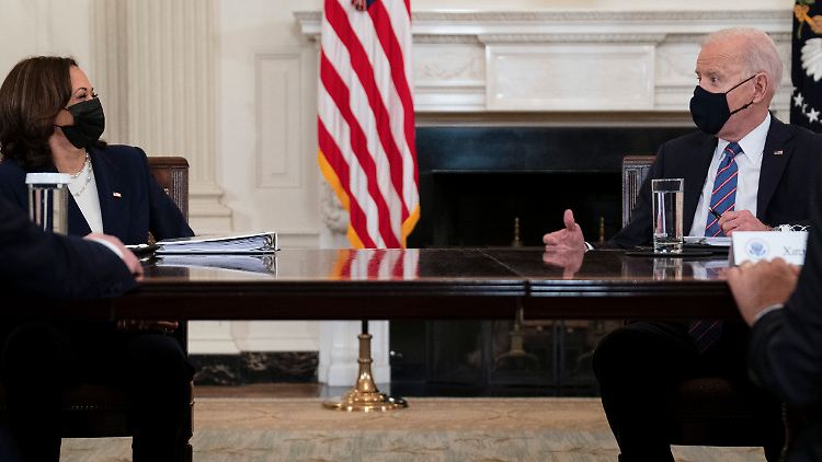 Bevor sich Biden den Fragen der Presse stellt, legt er eines der drängendsten Probleme in die Hände der Vizepräsidentin.