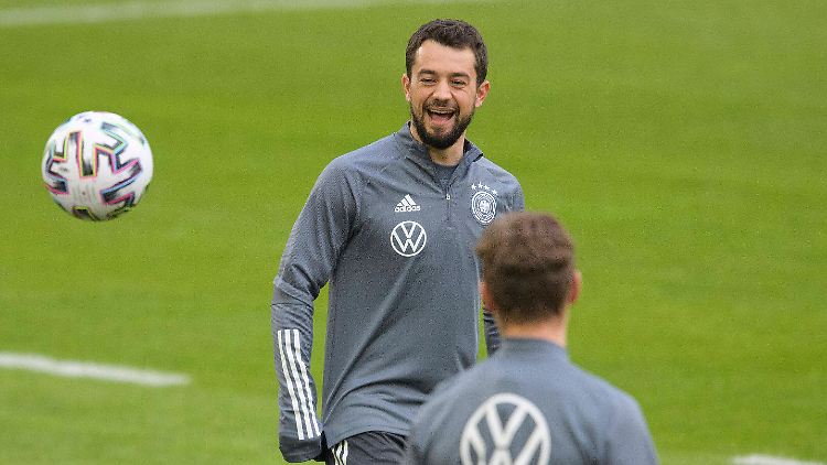 So macht's Spaß. Nicht nur Amin Younes.