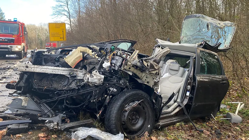 Laut-Polizei-sind-bei-dem-Unfall-drei-Menschen-schwer-verletzt-worden