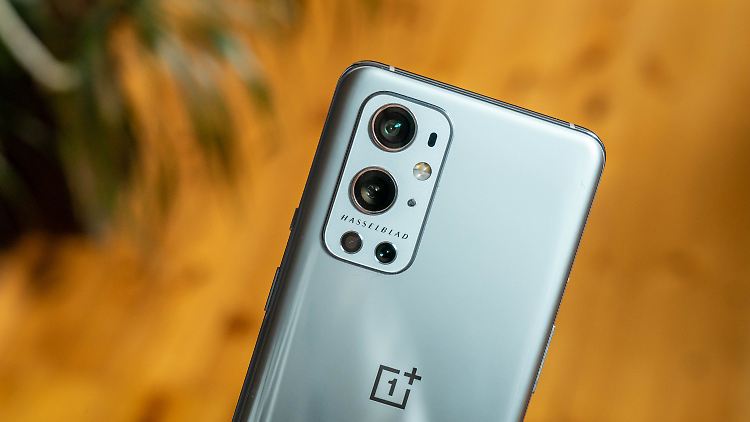 Das OnePlus 9 Pro gibt's in Grau mit Verlauf von matt zu glänzend und in mattem Grün oder Schwarz.
