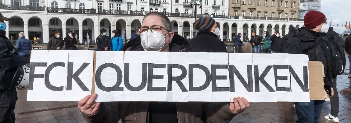 Ein Mann demonstriert gegen Querdenker