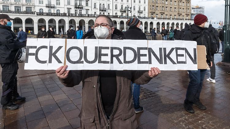 Ein Demonstrant auf einer Demo gegen Querdenker